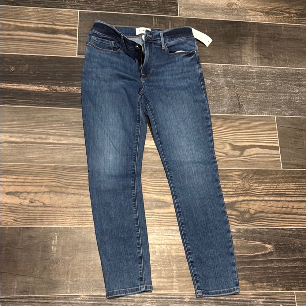 Frame jeans size 29. Never worn. Tags attached. Perfect for the fall.